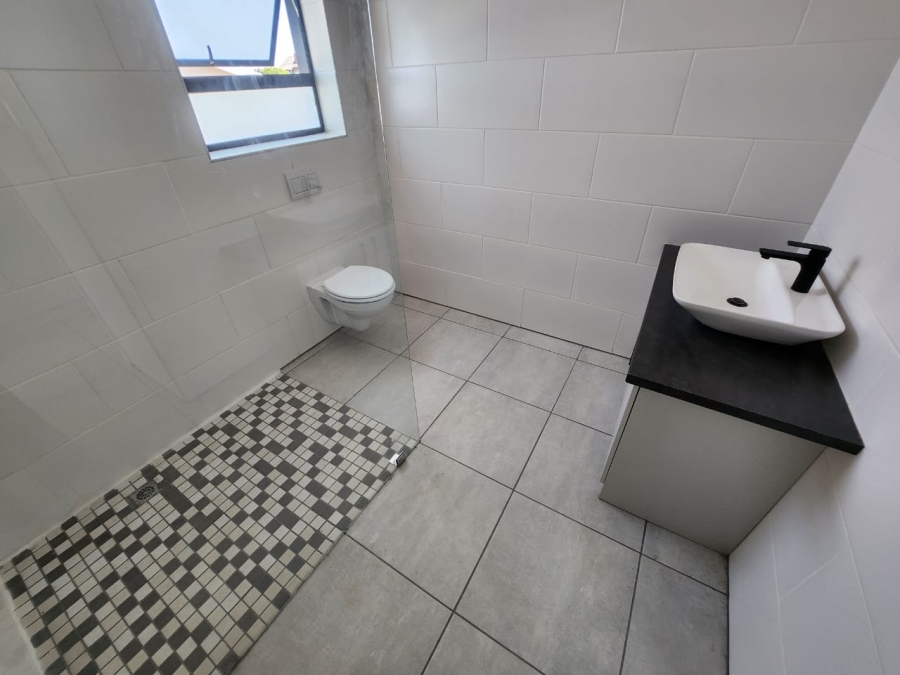 To Let 5 Bedroom Property for Rent in Wavecrest Eastern Cape